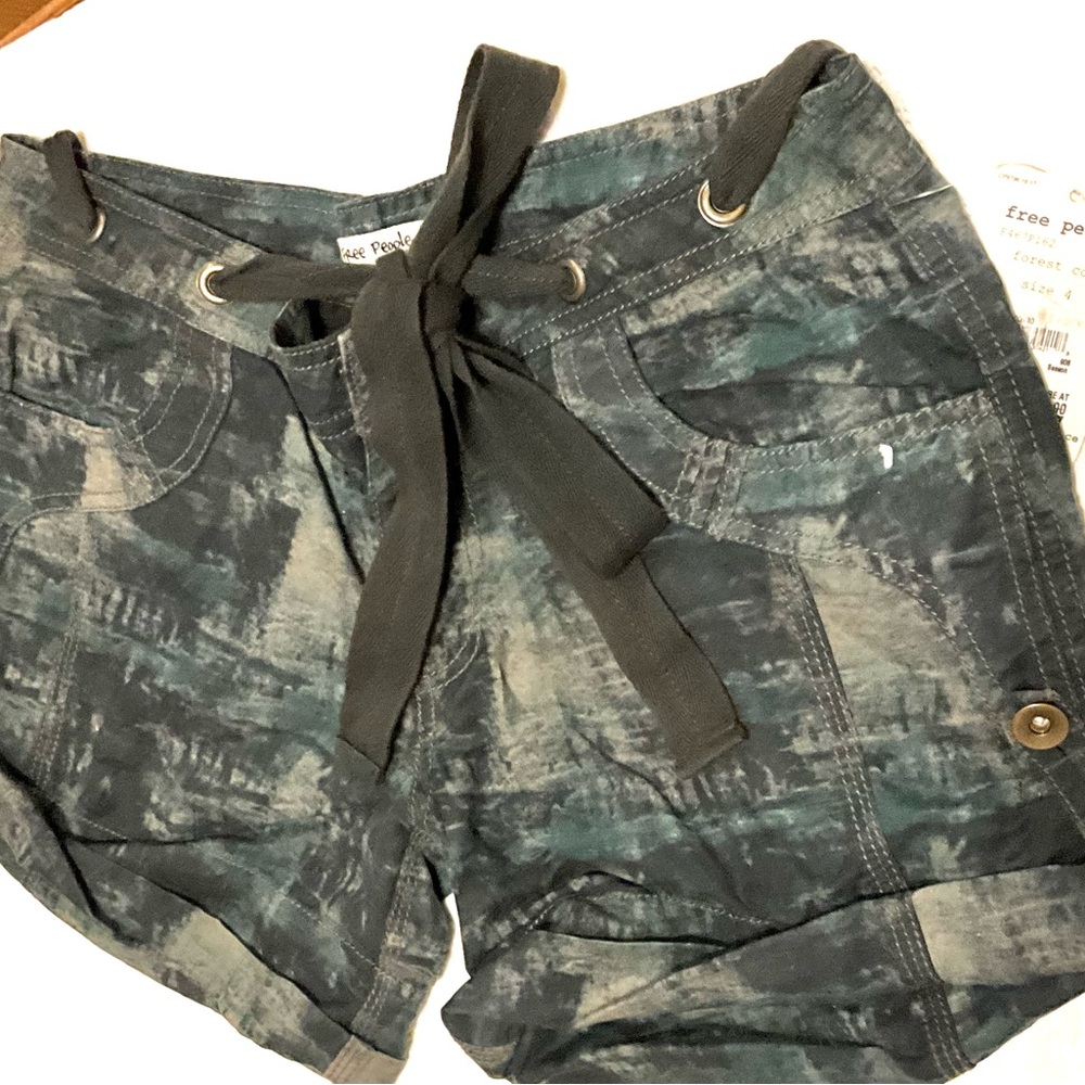 Free People Women's Cargo Shorts - Black and Green